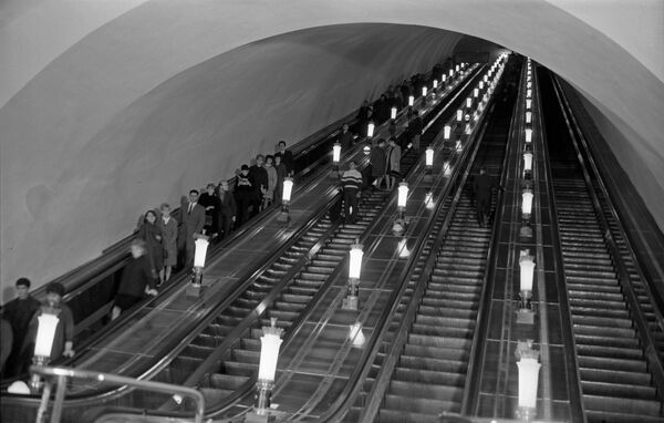 Muchas estaciones del metro de Moscú tienen más de 60 m de profundidad, y la más profunda, Park Pobedi, tiene 84 m. En la foto: unas escaleras mecánicas de la estación Komsomólskaya del metro de Moscú en 1967. - Sputnik Mundo