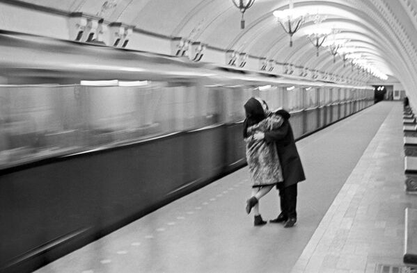 El 1 de marzo de 2023 entrará en pleno funcionamiento la Gran Línea Circular, la línea de circunvalación más larga del mundo. Tiene 70 km de longitud y el trayecto dura 90 minutos. En la foto: una pareja espera el último tren del día en el metro de Moscú, 1965. - Sputnik Mundo