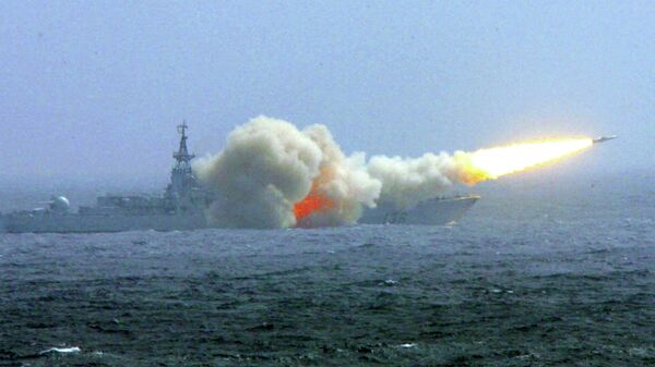 Un destructor de la Armada china lanza un misil durante unas maniobras en el Mar de China Meridional (archivo) - Sputnik Mundo