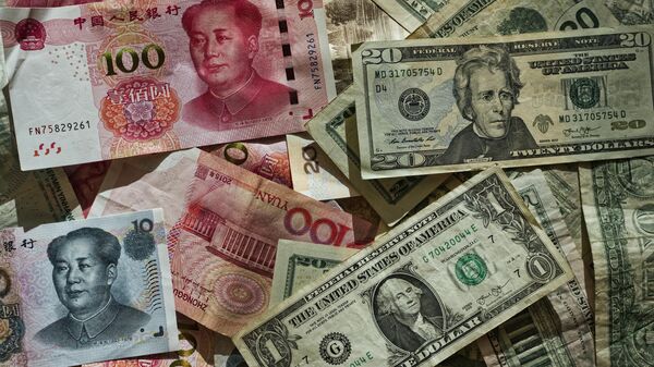 Yuanes y dólares (imagen referencial) - Sputnik Mundo