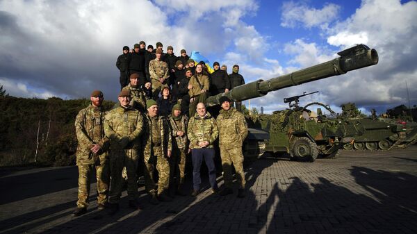 Militares ucranianos y el tanque británico Challenger 2 - Sputnik Mundo