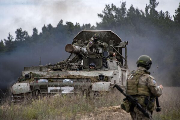 Por primera vez, el mortero Tyulpan fue empleado por las tropas soviéticas durante la guerra de Afganistán. En la foto: tripulación del Tyulpan avanzando hacia una posición en la región de Jersón. Por primera vez, el mortero Tyulpan fue empleado por las tropas soviéticas durante la guerra de Afganistán. En la foto: tripulación del Tyulpan avanzando hacia una posición en la región de Jersón. - Sputnik Mundo