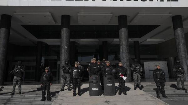 Efectivos de las Fuerzas Armadas ecuatorianas custodian la sede de la Asamblea Nacional tras la muerte cruzada - Sputnik Mundo