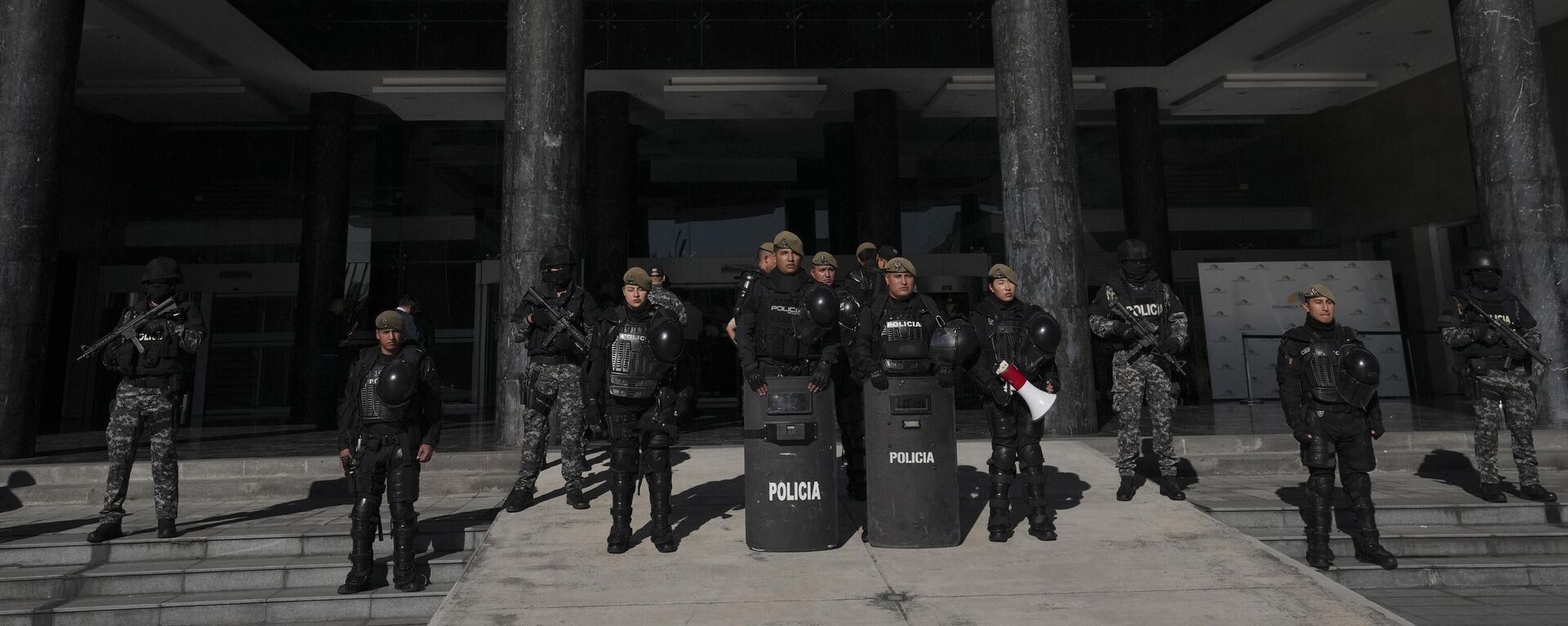 Efectivos de las Fuerzas Armadas ecuatorianas custodian la sede de la Asamblea Nacional tras la muerte cruzada - Sputnik Mundo, 1920, 18.05.2023