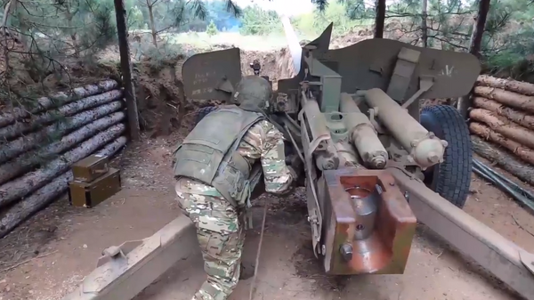 Cañón antitanque MT-12 Rapira en acción en Ucrania - Sputnik Mundo