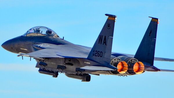 Un caza estadounidense F-15E Strike Eagle - Sputnik Mundo