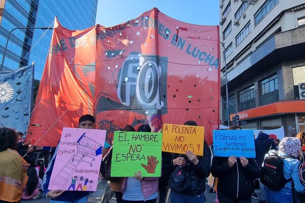 Masiva marcha en Argentina contra &quot;el brutal ajuste que manda el FMI contra el pueblo&quot; - Sputnik Mundo