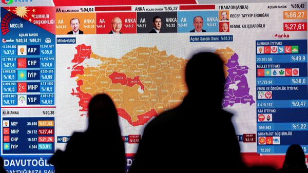 Personas miran la televisión tras los primeros resultados de la primera vuelta de las elecciones presidenciales y parlamentarias de Turquía, el 14 de mayo de 2023  - Sputnik Mundo