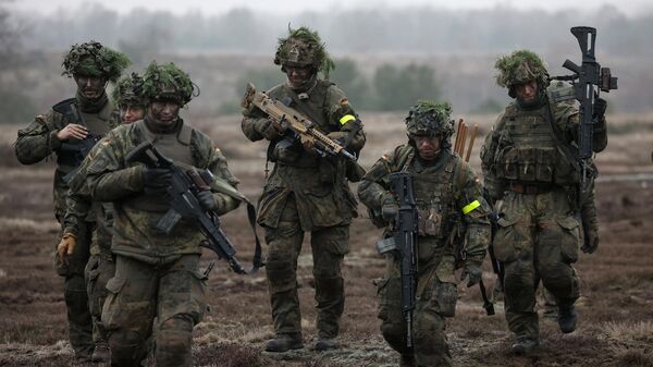 Soldados de la Bundeswehr durante un ejercicio en un área de entrenamiento militar en Altengrabow, en Alemania - Sputnik Mundo