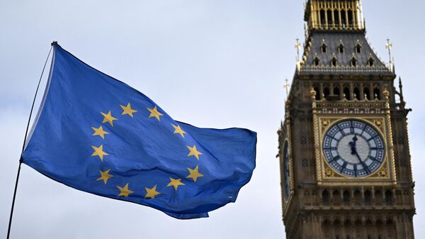 Una bandera de la UE, enarbolada por activistas anticonservadores y anti-Brexit, ondea al viento, frente a la Torre de Isabel, Big Ben  - Sputnik Mundo