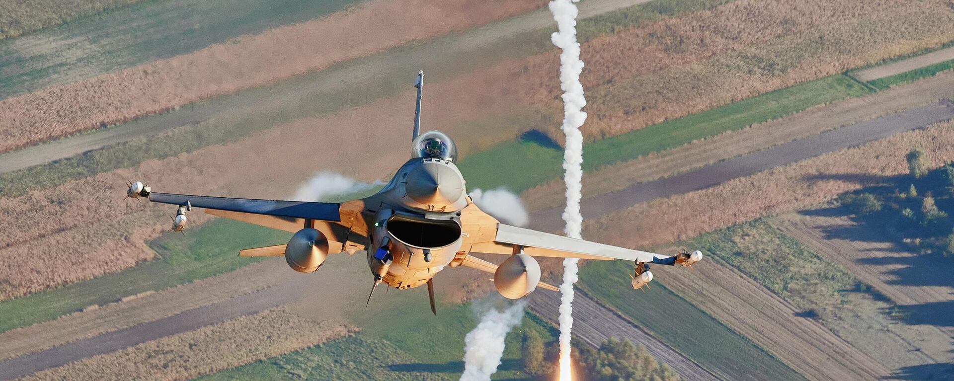 Un caza F-16 participa en el ejercicio de la OTAN Escudo Aéreo cerca de la base aérea de Lask, en el centro de Polonia, el 12 de octubre de 2022.  - Sputnik Mundo, 1920, 23.05.2023