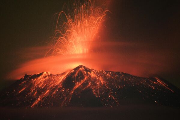 El Popocatépetl es el segundo volcán más grande y activo de México. Su nombre significa &#x27;montaña humeante&#x27; en náhuatl. - Sputnik Mundo