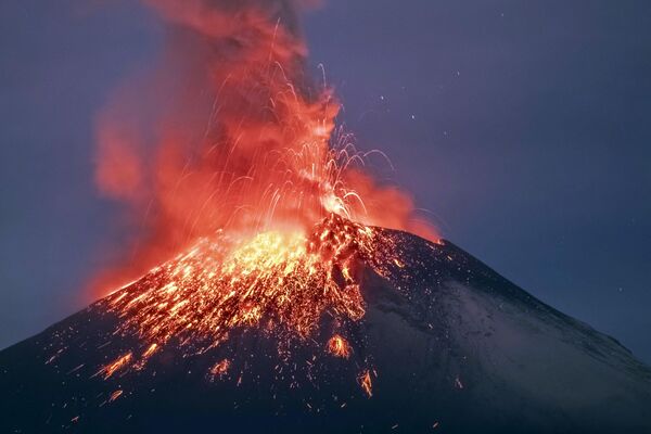 En México, el peligroso volcán Popocatépetl, a solo 50 km de la capital, vuelve a estar activo tras una breve pausa. - Sputnik Mundo