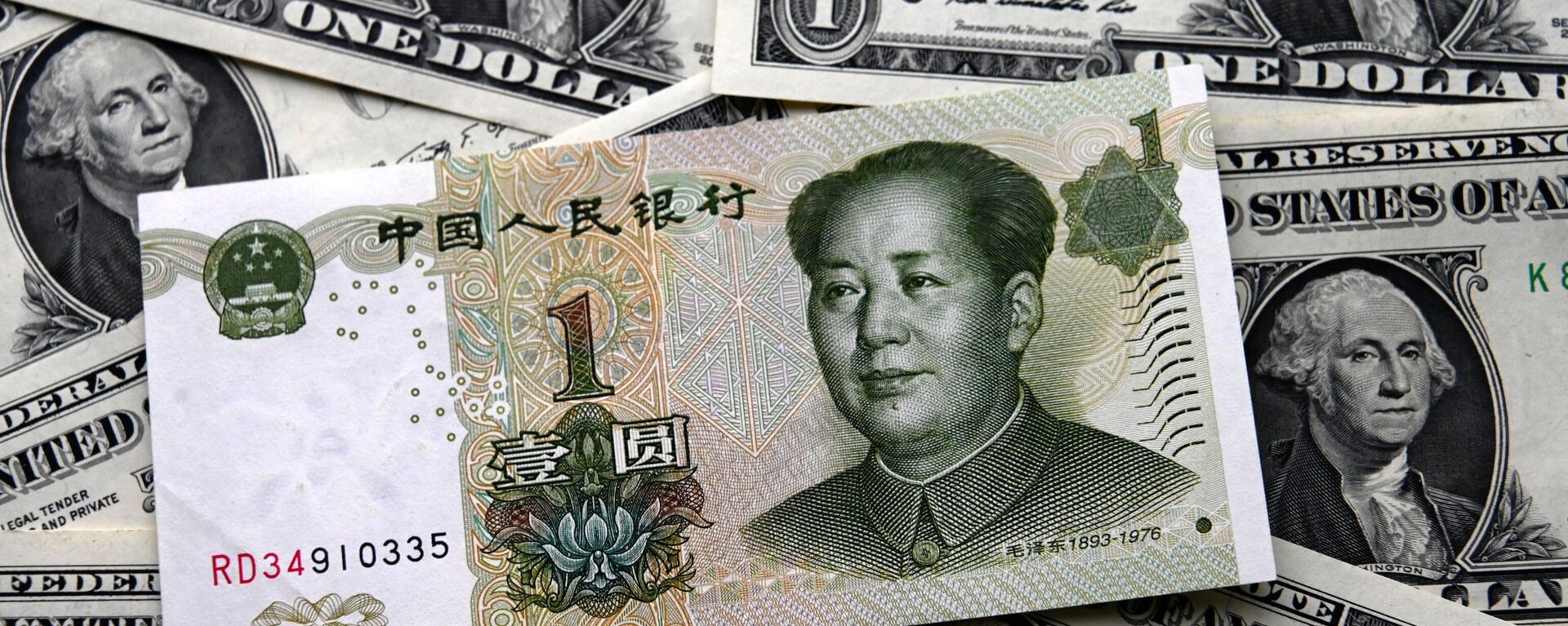 Billetes de yuanes chinos y dólares estadounidenses. - Sputnik Mundo, 1920, 16.06.2023