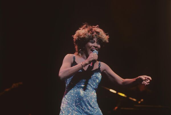 A pesar de anunciar el final de su carrera, la cantante realizó su 11 gira de conciertos en 2008-2009, conmemorando su 50 aniversario sobre los escenarios.En la foto: Tina Turner durante un concierto en el Palacio Estatal del Kremlin de Moscú, 1996. A pesar de anunciar el final de su carrera, la cantante realizó su 11 gira de conciertos en 2008-2009, conmemorando su 50 aniversario sobre los escenarios.En la foto: Tina Turner durante un concierto en el Palacio Estatal del Kremlin de Moscú, 1996. - Sputnik Mundo