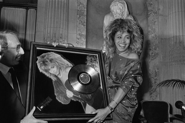 En 1976, la cantante huyó de su maltratador marido y se escondió durante varios meses antes de solicitar el divorcio en 1978. En 1984 publicó su álbum en solitario Private Dancer. Varias de sus canciones fueron grandes éxitos y el homónimo Private Dancer ganó tres premios Grammy.En la foto: Tina Turner en los Golden Disc Awards de París, 1986. - Sputnik Mundo