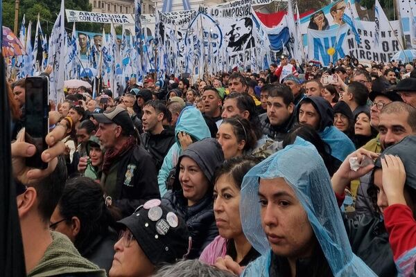Liderada por Cristina Fernández, una multitud celebró los 20 años de kirchnerismo en Argentina. - Sputnik Mundo