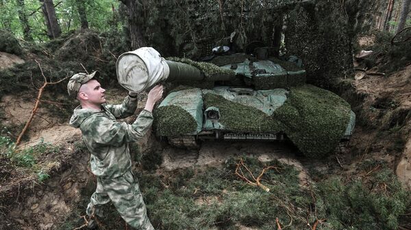 Un miembro de la tripulación de un tanque inspecciona un tanque T-90 Proriv que acaba de llegar a la unidad, en el sector sur de una operación militar especial. - Sputnik Mundo