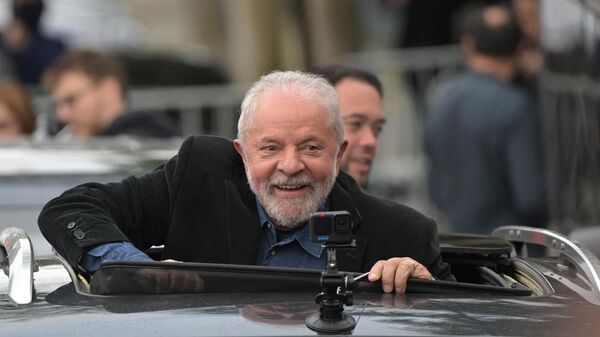 El presidente de Brasil, Luiz Inácio Lula da Silva, saluda desde un automóvil el día en que fue electo en 2022 - Sputnik Mundo
