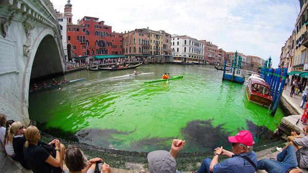 Una mancha de líquido verde fosforescente en el Gran Canal de Venecia, Italia, el 28 de mayo, 2023 - Sputnik Mundo