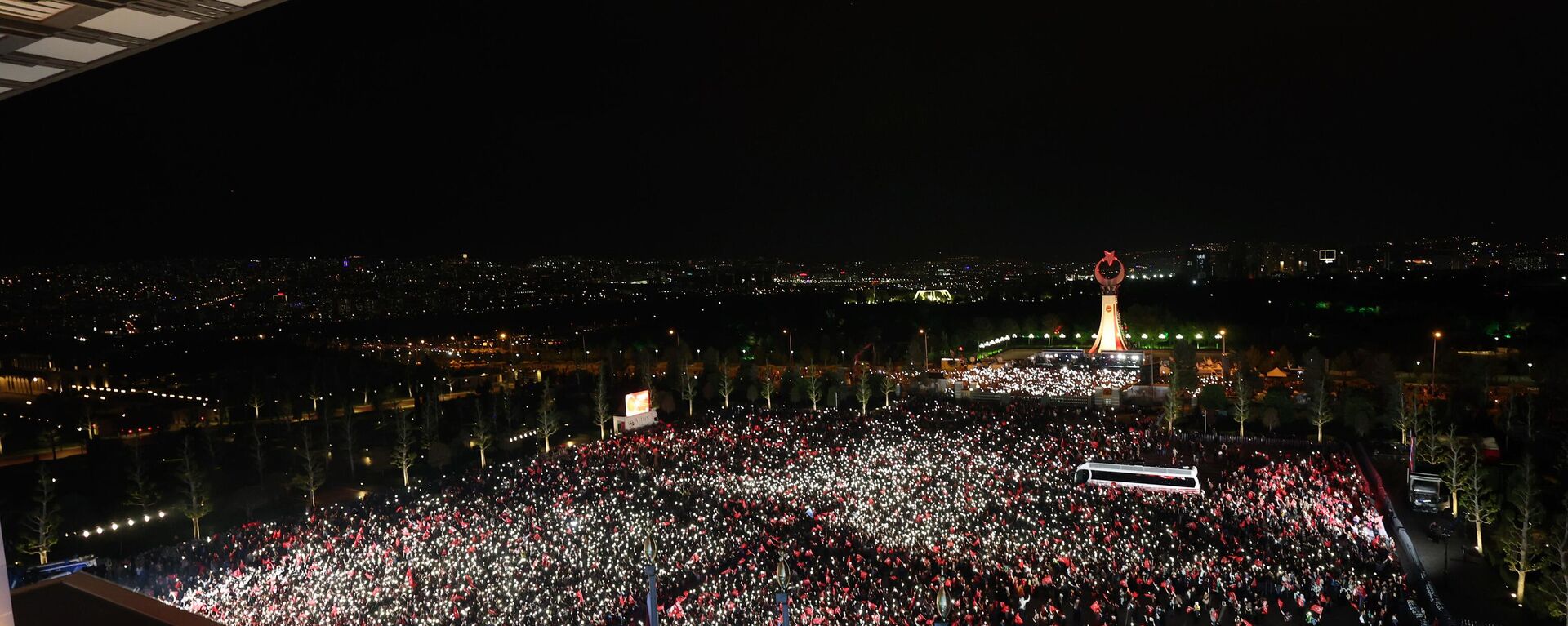 Cientos de miles de personas frente al Palacio Presidencial de Ankara para festejar el triunfo de Erdogan en la segunda vuelta de las elecciones - Sputnik Mundo, 1920, 28.05.2023