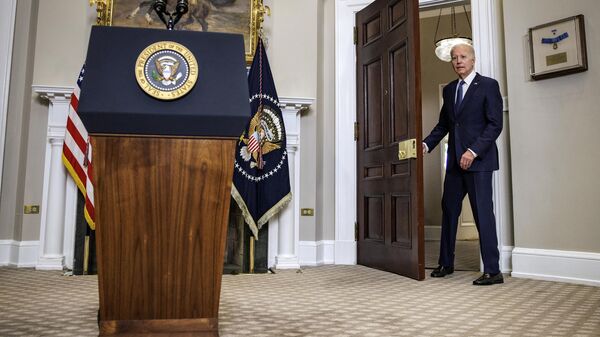 El presidente de EEUU, Joe Biden, llega a la Sala Roosevelt de la Casa Blanca el 28 de mayo de 2023 para pronunciar un discurso sobre el acuerdo presupuestario bipartidista con los republicanos - Sputnik Mundo