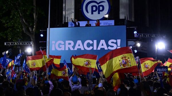 Simpatizantes del Partido Popular (PP) ondean banderas mientras se reúnen para celebrar el resultado de las urnas frente a la sede del partido en Madrid el 28 de mayo de 2023 tras las elecciones locales y regionales celebradas en España.  - Sputnik Mundo
