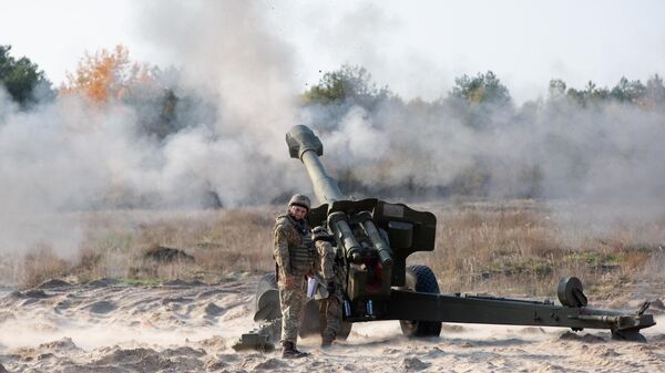 Militares ucranianos disparan un cañón obús D-20 de 152 mm - Sputnik Mundo