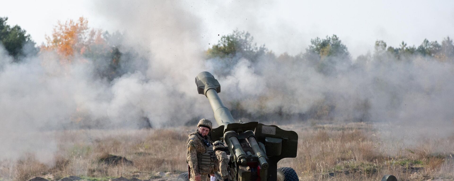 Militares ucranianos disparan un cañón obús D-20 de 152 mm - Sputnik Mundo, 1920, 02.06.2023