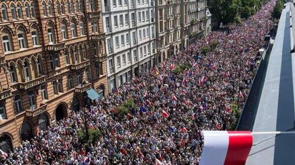 Miles de polacos protestaron este domingo contra las políticas del gobierno del presidente Andrzej Duda. - Sputnik Mundo