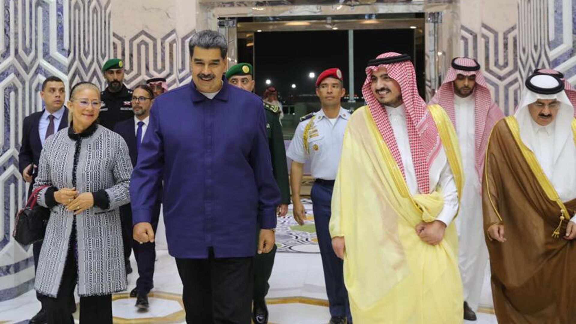 Nicolás Maduro, presidente de Venezuela, Badr bin Sultan bin Abdulaziz Al Saud, vicegobernador de La Meca - Sputnik Mundo, 1920, 05.06.2023