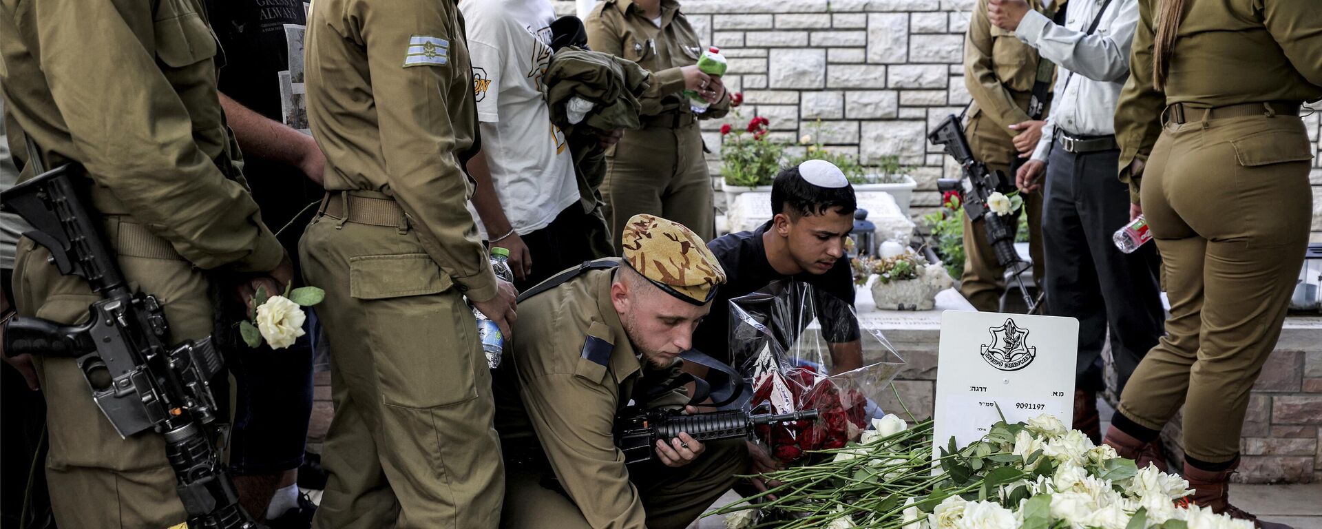 Un soldado deposita flores sobre el féretro durante el funeral del sargento mayor Ori Izhak Iluz, el 4 de junio, 2023 - Sputnik Mundo, 1920, 05.06.2023