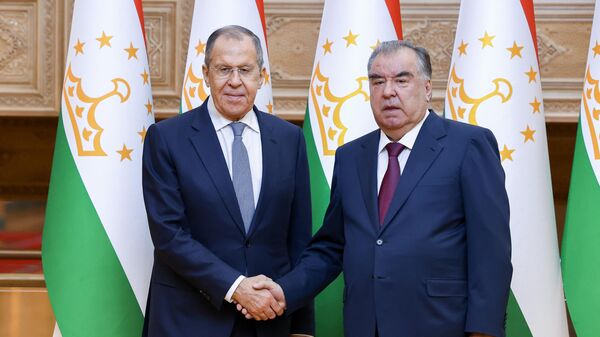 El ministro de Exteriores de Rusia, Serguéi Lavrov, y su homólogo tayiko, Sirojiddin Muhriddin - Sputnik Mundo