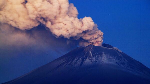 El Volcán Popocatépetl, uno de los más activos en México. - Sputnik Mundo