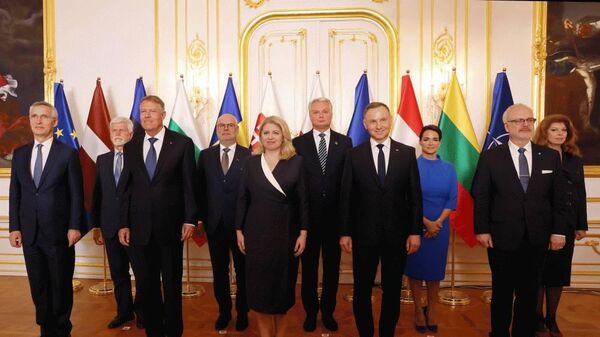 Dirigentes del grupo de los Nueve de Bucarest durante su encuentro en Bratislava. - Sputnik Mundo