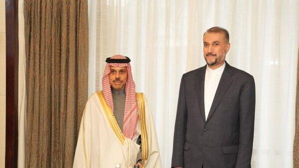 Los ministros de relaciones exteriores de Irán, Hossein Amir-Abdollahian, y de Arabia Saudí, Faisal bin Farhan Al Saud. - Sputnik Mundo