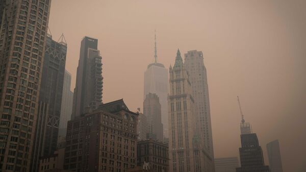 El humo de incendios canadienses ralentiza tráfico aéreo en Nueva York y Filadelfia, EEUU - Sputnik Mundo