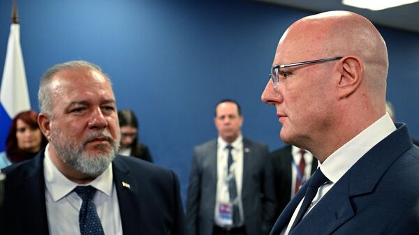 El viceprimer ministro ruso Dmitri Chernishenko se reúne con el primer ministro cubano Manuel Marrera Cruz - Sputnik Mundo