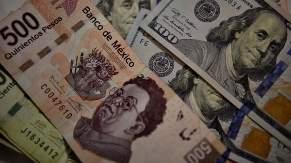 El peso mexicano está en un nivel menor a las 18 unidades por dólar. - Sputnik Mundo