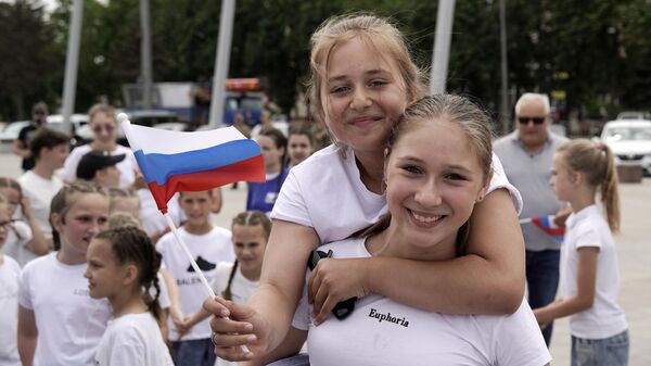Участники праздничных мероприятий, приуроченных ко Дню России, в Мариуполе - Sputnik Mundo