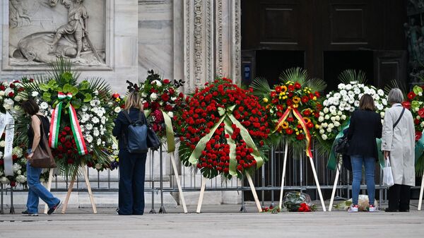 Personas están frente a la catedral de Milán, el 14 de junio de 2023, antes del funeral de Estado por el ex primer ministro Silvio Berlusconi.  - Sputnik Mundo