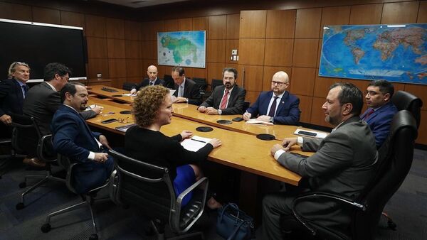 A la derecha, el canciller venezolano Yvan Gil con representantes de la UE - Sputnik Mundo