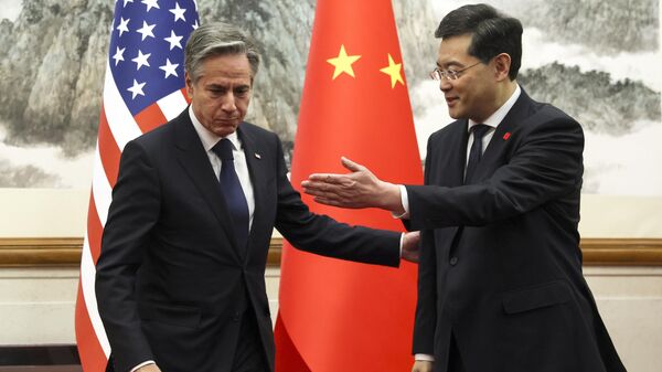 El secretario de Estado de EEUU, Antony Blinken, con el ministro de Exteriores chino, Qin Gang - Sputnik Mundo