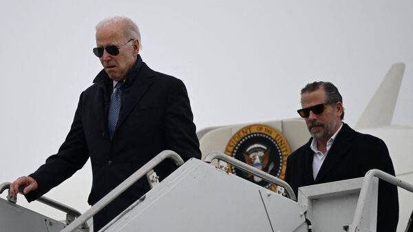 El presidente de EEUU, Joe Biden, y su hijo Hunter, llegan a la Base de la Guardia Nacional Aérea de Hancock Field en Syracuse, Nueva York, el 4 de febrero de 2023 - Sputnik Mundo