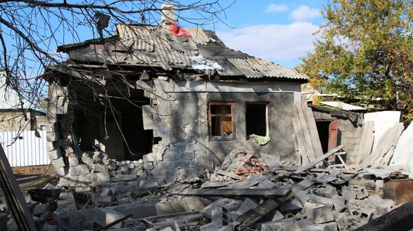 Consecuencias de los bombardeos en el distrito de Kúibishevski de Donetsk  - Sputnik Mundo