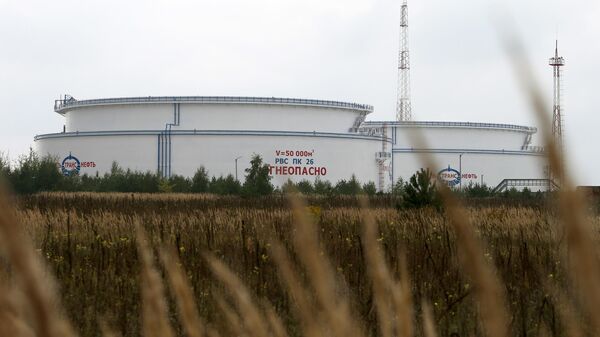 Vista de los tanques de almacenamiento de petróleo del oleoducto de Druzhba - Sputnik Mundo