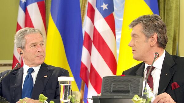 George W. Bush, ex-presidente de EEUU, con Victor Yúshchenko, ex-presidente de Ucrania durante su encuentro en Kiev - Sputnik Mundo
