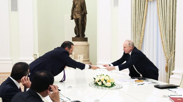El presidente de Rusia, Vladímir Putin, y el emir de Catar, jeque Tamim bin Hamad Al Thani, durante la reunión en Moscú, el 23 de junio de 2023 - Sputnik Mundo