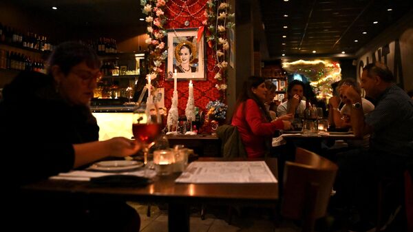 Personas cenando en el restaurante Santa Evita en Buenos Aires, Argentina - Sputnik Mundo