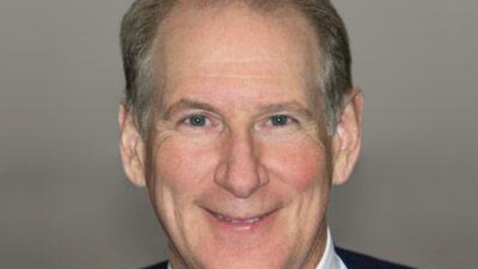 Muere el multimillonario James Crown en un accidente automovilístico en